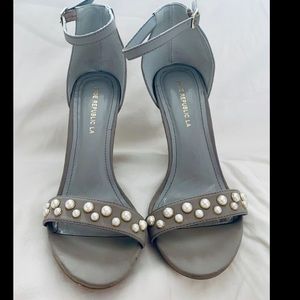 Gray heel/sandal chunky heel size 9